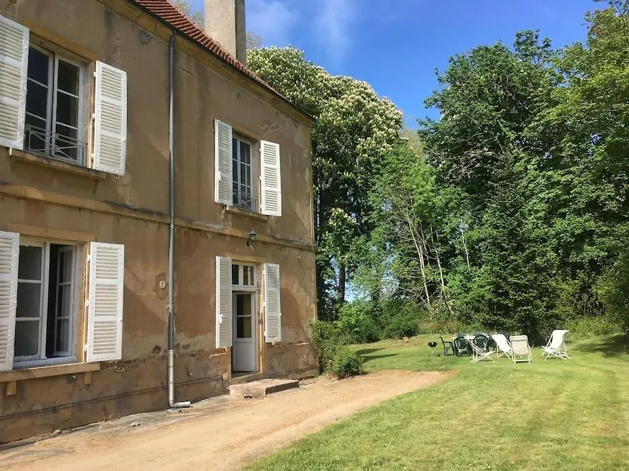 Maison Au Milieu D'Un Parc Le Donjon France