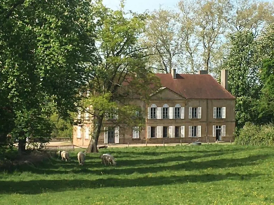 Maison Au Milieu D'Un Parc Le Donjon